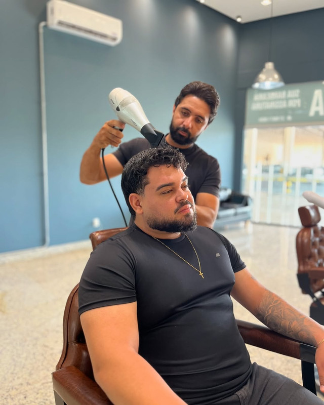 Corte de cabelo infantil masculino com degradê suave.